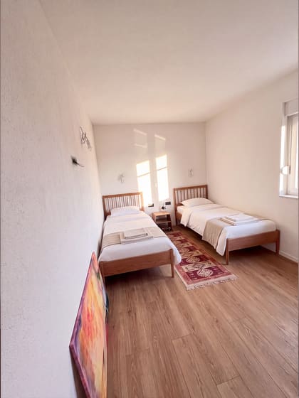 Schlafzimmer mit zwei Einzelbetten auf der Wohnebene
