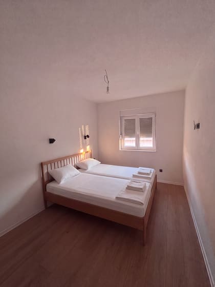 Schlafzimmer mit Doppelbett auf der Wohnebene