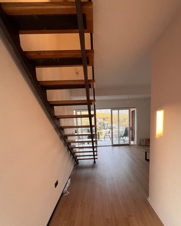 Offene Treppe zwischen Wohn- und Dachebene