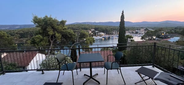 Terrasse des Apartments mit Blick über die Bucht von Vrboska