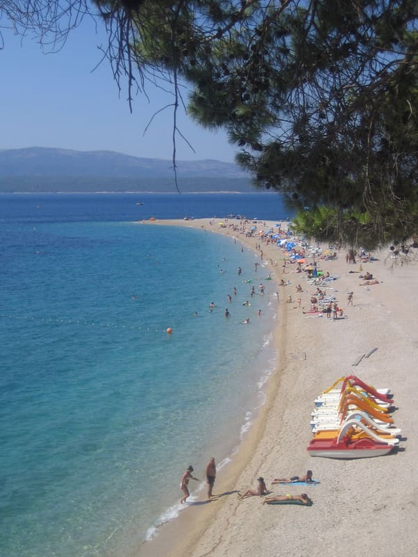 Zlatni Rat bei Bol auf der Nachbarinsel Brač